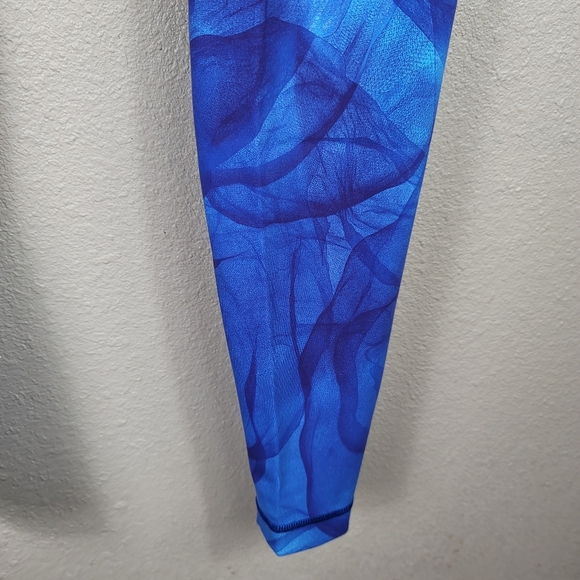 Lululemon Athletica T3 Camo Leggings
Size 4 - Picture 4 of 9